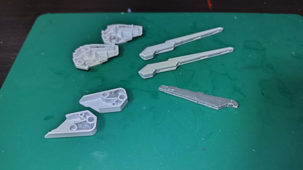 直径3mmのネオジム磁石を仕込んでガンビットを装着するようにしました。…が吸着はちょっと弱め^^;面同士で合うようにできれば落ちてこないです(灰色のはOK、白色は吸着弱かった)