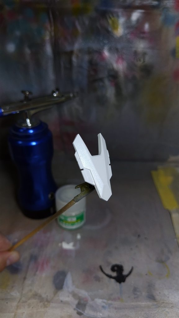 パールは、クレオスの水性ホビーカラーのパールです。水性でしっかりとパールになってくれるのは、においが気にならなくとてもいい塗料だと思います。成形色の上に塗布しただけでもキレイなホワイトパールになります。