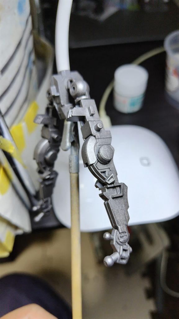 内部フレームはアクリジョン焼鉄色を今回使いました。ガンメタよりも落ち着いた感じになり良かったです。今後もこれで内部フレームは塗装していこうかと。バーニアに吸排気の場所はエナメルシルバーで部分塗装しましたが、この上塗りもちゃんと出来ます。