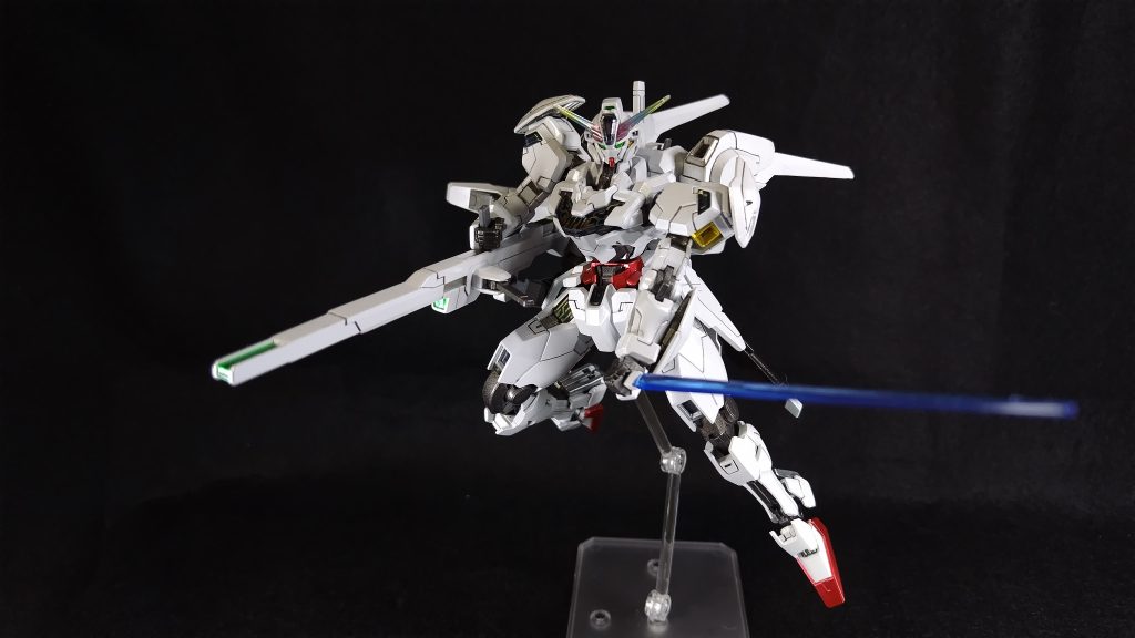 ライフルを構えたままの抜刀もキマッています。パール塗装は3体目ですが、つや消しとは違い光の反射でメタリックに輝いてくれます。エッジを全体的に鋭くするとより良いと感じました。(次回のパール塗装のもので余裕があればためそうかと思います)