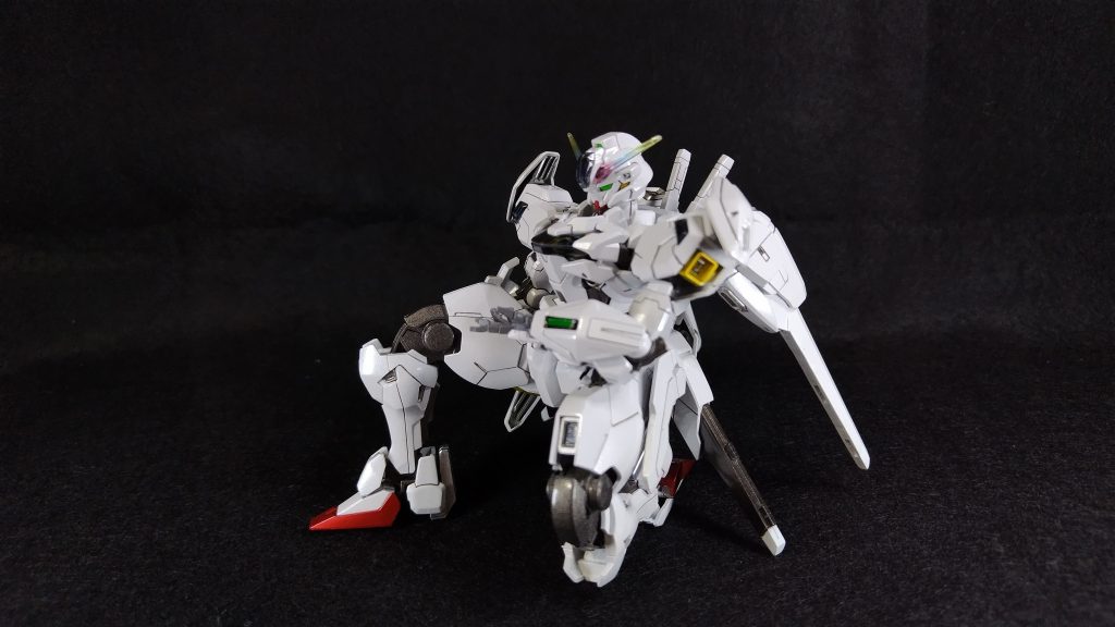 膝立ちがエアリアルよりも一番しっくりと決まります。こんなシーンは無かったですが。可動が広くて様々なポーズができます。今回は虹色で神々しいイメージで制作しました。水星の魔女の虜になった思い出のあるキットが作れて良かったです。エリクトとの決戦バージョンでスコア5で2体目を制作したい。最後までご覧になっていただきありがとうございました!