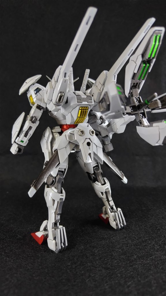 塗装・白部:水性ホビーカラー ホワイトパール、・黄色部:下地に水性ホビーカラースーパーファインシルバー     水性ホビーカラークリアイエロー・赤部:下地に水性ホビーカラースーパーファインシルバー     アクリジョンクリアレッド・内部フレーム:アクリジョン焼鉄色(落ち着いたグレイのメタリックで今後の内部フレームのメインになりそう)・バーニア:エナメルチタンシルバー全体的にはエアブラシでの塗装ですが、部分的にや装甲裏などはエナメル筆塗りです。ムラもなく発色もよくはみ出しの修正も簡単で、今回の製作でスキル習得できた。