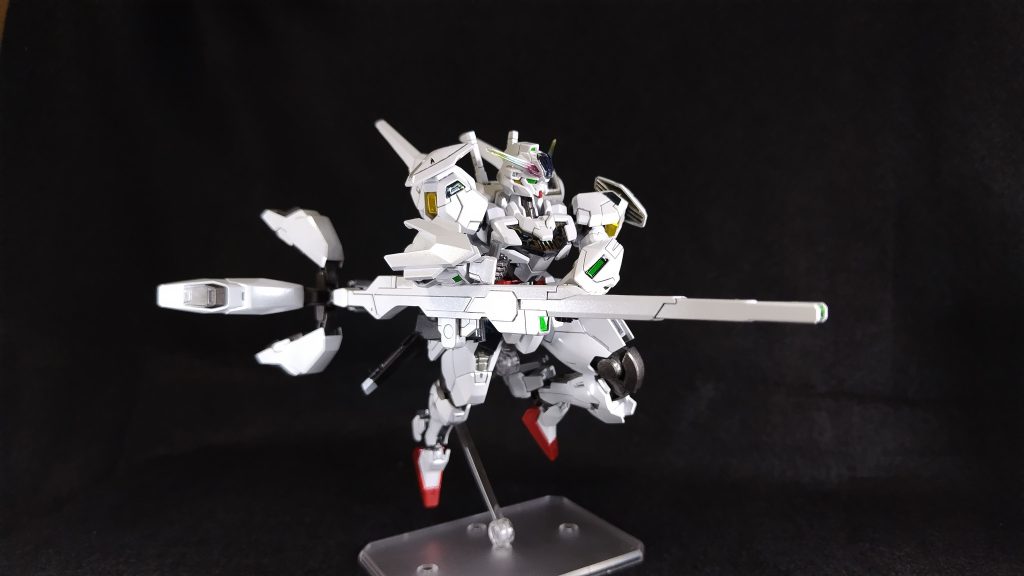 ディスプレイベースを使えば劇中の箒で飛んでいる魔女のようなシーンもかっこよく再現できます。モビルスーツのデザインがここで魔女に沿ったデザインは良かったですね。