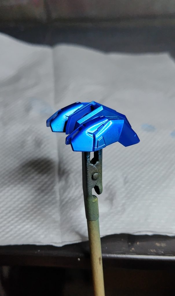 赤青黄は、クレオスの水性スーパーファインシルバーを下地で塗装し、それぞれアクリジョンのクリアーを塗装しました。エアブラシがつまり何回か塗りなおしをしてちょっと時間がかかったのと、ボディが複数のパーツにぶんかいされていると、パーツごとに濃さがかわってしまいました。今回パーツごとの色合わせはしませんでしたが、次回は注意してみようと思います。