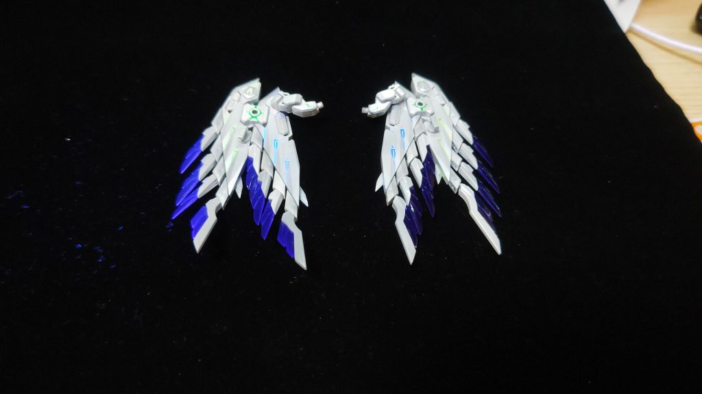 ウイングエッジはコンテストまでに時間が無かったので塗装はしていますがほぼそのまま使っています。合わせ目消しも出来てないので次は余裕がほしいｗ一部に蛍光塗料を塗っていますのでこちらもブラックライトで光ります。