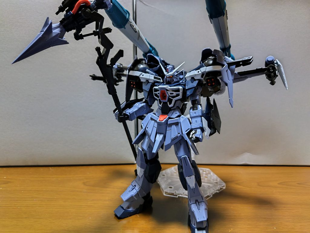 バックパックに何やら気になる穴があったのでひょっとしたらと思ったらカラミティガンダムのシュラークがピッタリハマるという！どうやら「eclipse」では当たり前だったらしく、カラミティが高騰している今ではもう一体買うのも出来ないためちぐはぐな色合いに……