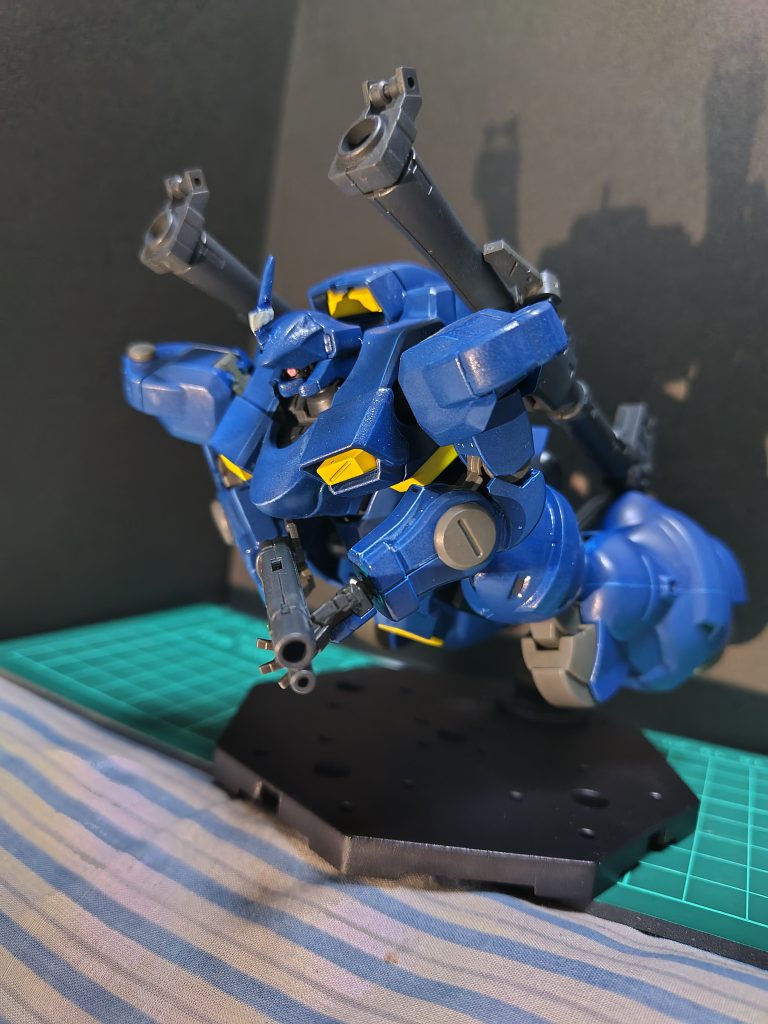 ケンプファーといえばやはり低空での突撃!間接の都合で本家ほど腕が前に行かないので普通に抱える形に顔も本来はクリアパーツを付ける予定でしたが、組立中に無くす→一応仮組→なんか奥行き出来てよりケンプっぽくなったからこれでGO!という行き当たりばったりです