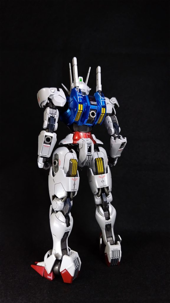 バックショットです。よりメカニックな感じが出ます。ガンビット装着部などはシルバーのエナメル塗装です。こうゆうところは強調したほうがカッコよくなることわかりました。