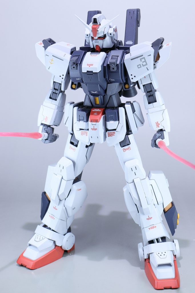 EXAMモードも再現しました。肩アーマー部分と脚のふくらはぎ部分に磁石を仕込み、スペーサーを挟むことで伸縮しているようにしました。