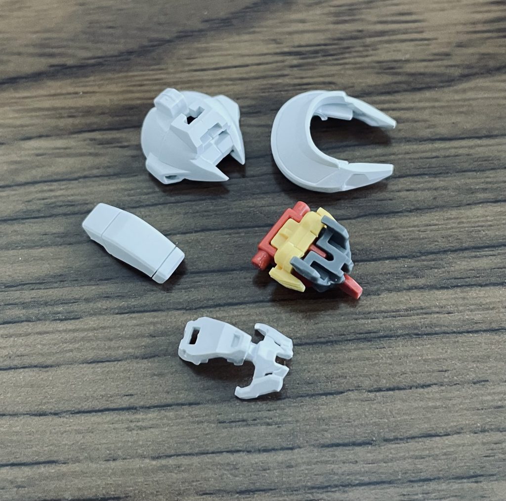 頭の装甲も上下でパックリ！バルカンのところは切り取りました。