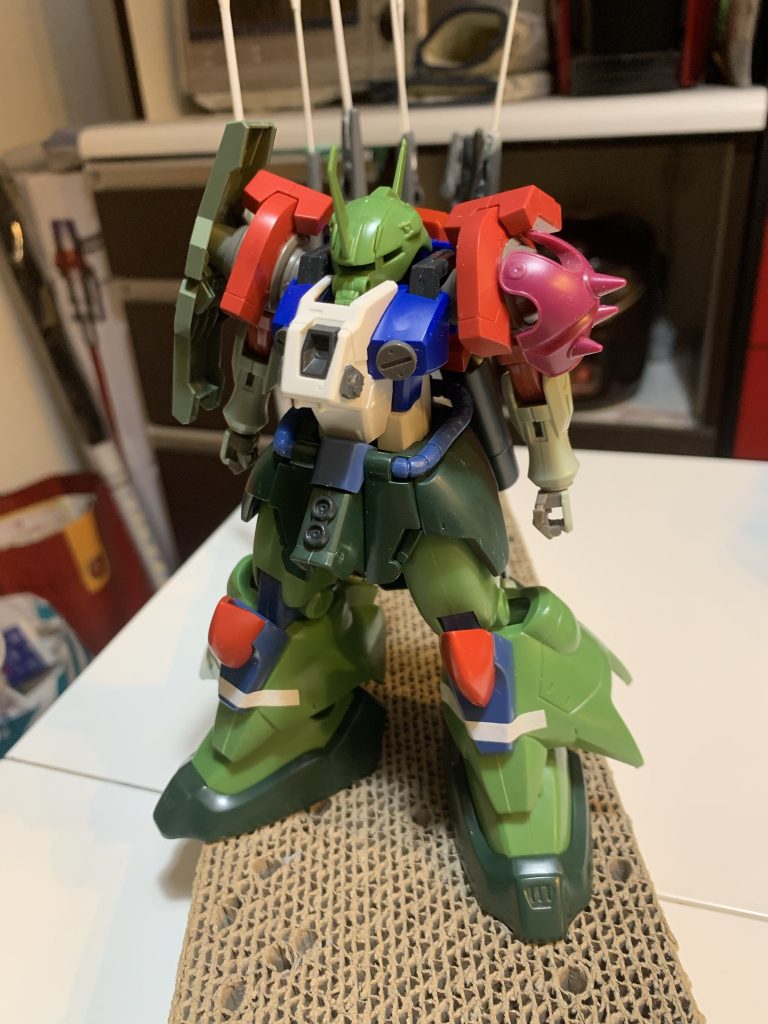 上半身はExs、腕はジンクス系。最終的に腕はνジオンガンダムから拝借。