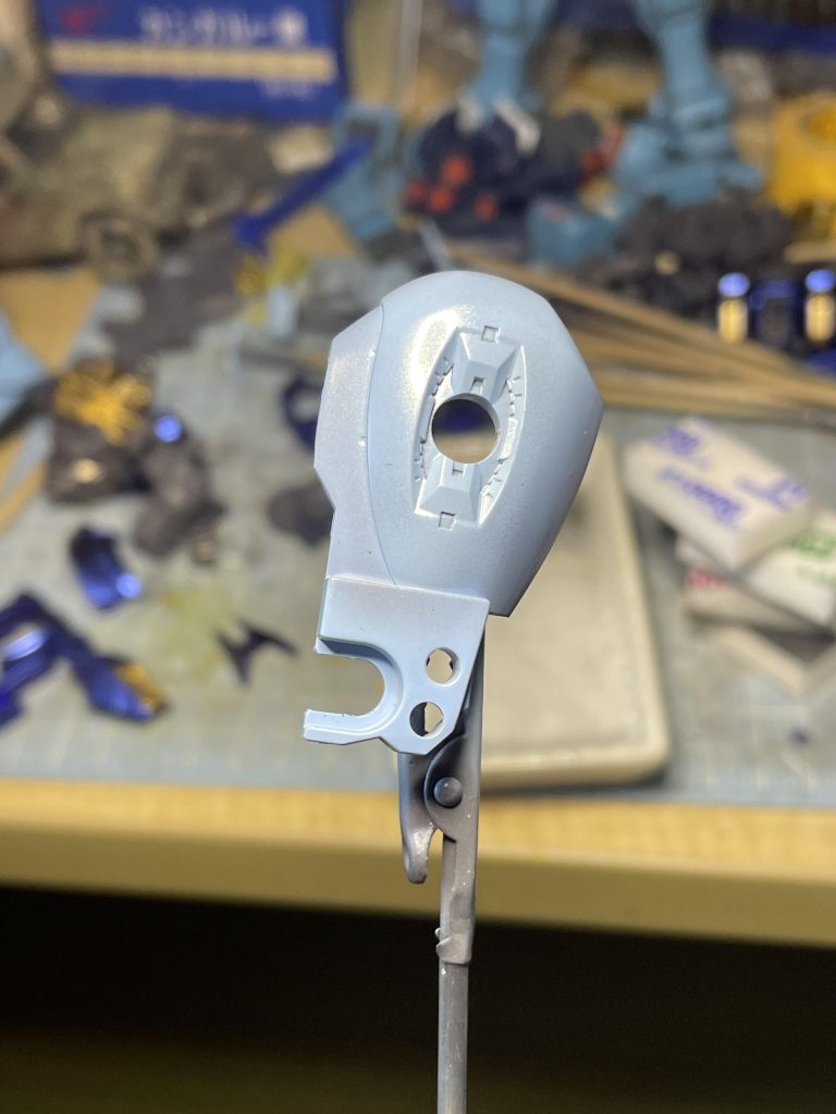 シルバーを吹き付けた後にクリアーホワイトとクリアーを混ぜ溶剤でかなり薄めた塗料を吹き付け乾燥後グランプリホワイトにクリアーを混ぜ溶剤でかなり薄くした塗料を吹き付けました。