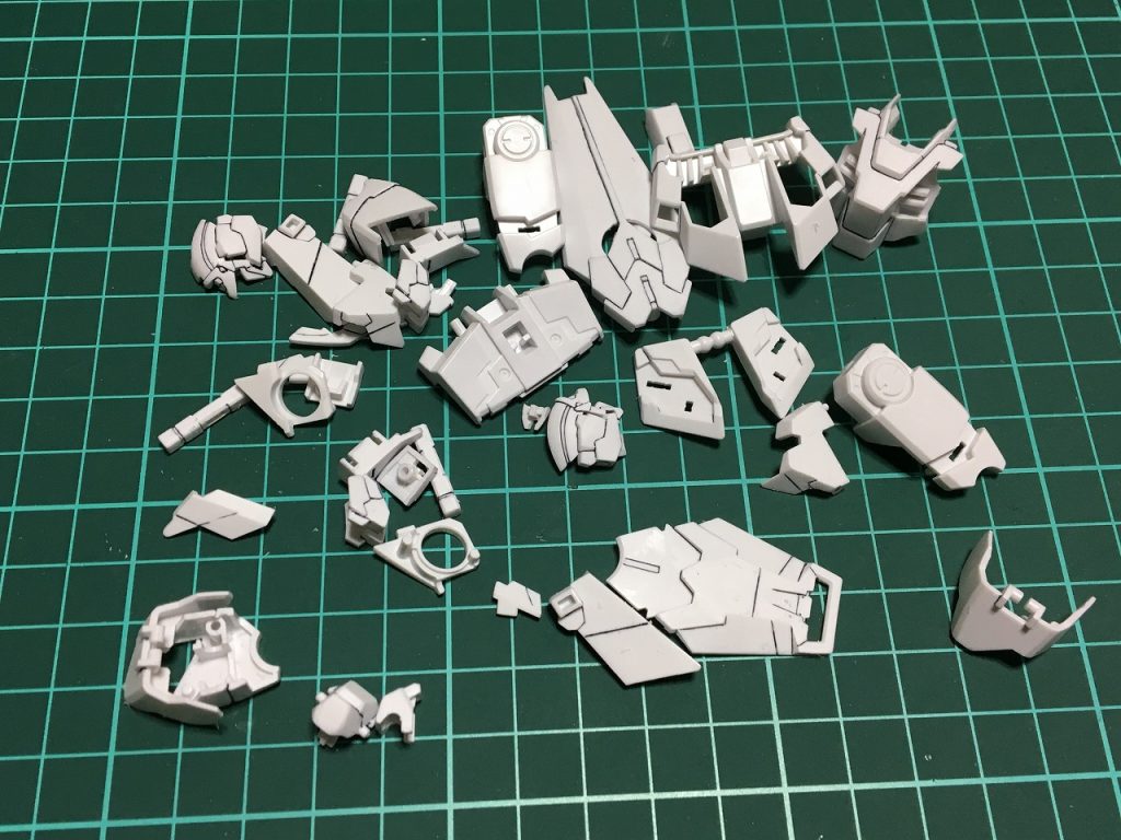 私の製作工程は塗装前にスミ入れを行っています。スジ彫り後、上図の油性マーカー補充インキを爪楊枝の先端を削って筆代わりにしてスミ入れを行っています。スミ入れ後、デザインナイフでパーツにカンナ掛けを行いスミ入れラインを整えています。塗装工程