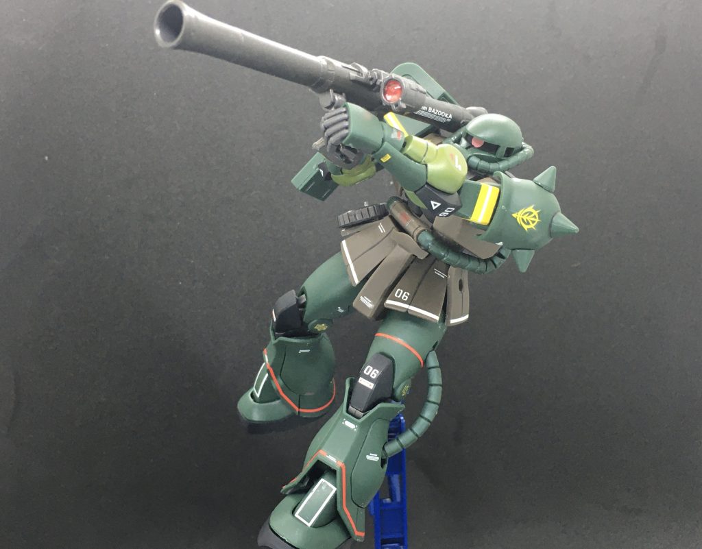 　ザク・バズーカはグリップ可動のおかげで構えやすいです。各部動力パイプはゴム系素材で光沢感が気になりましたがつや消し吹いたらそんなに気にならなくなりました。