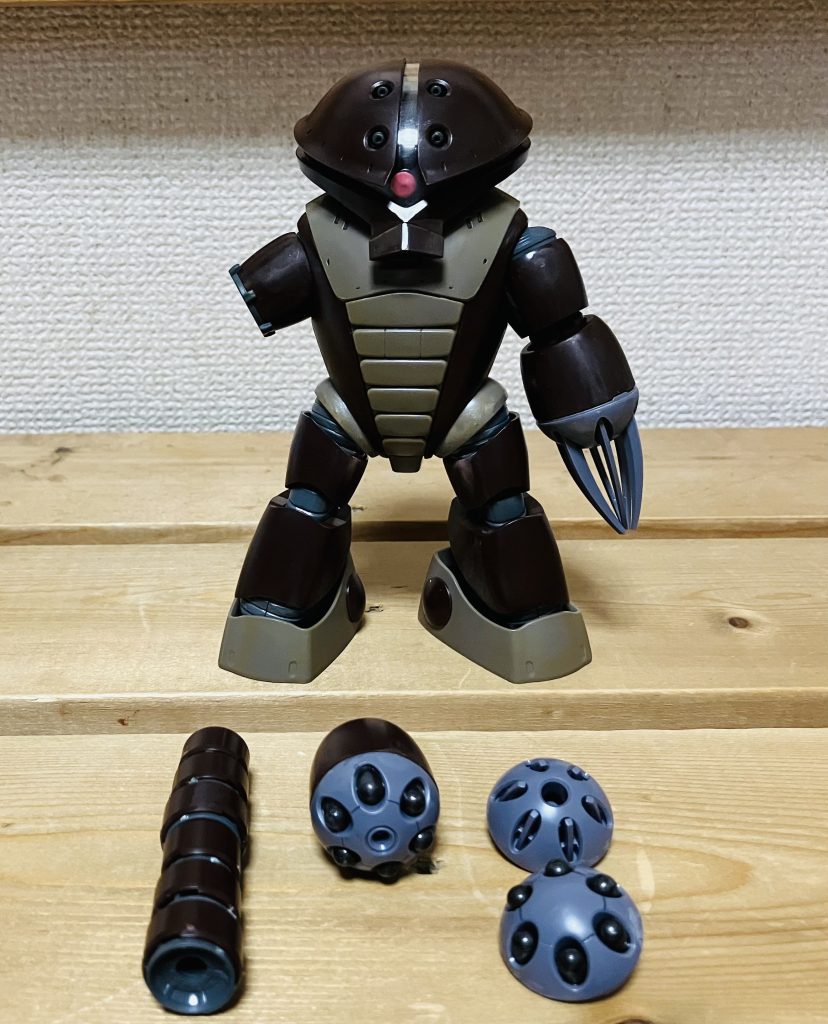 アッガイの付属パーツ左から延長パーツ、真ん中と右下が6連ミサイル右上がツメの収納状態のやつです 