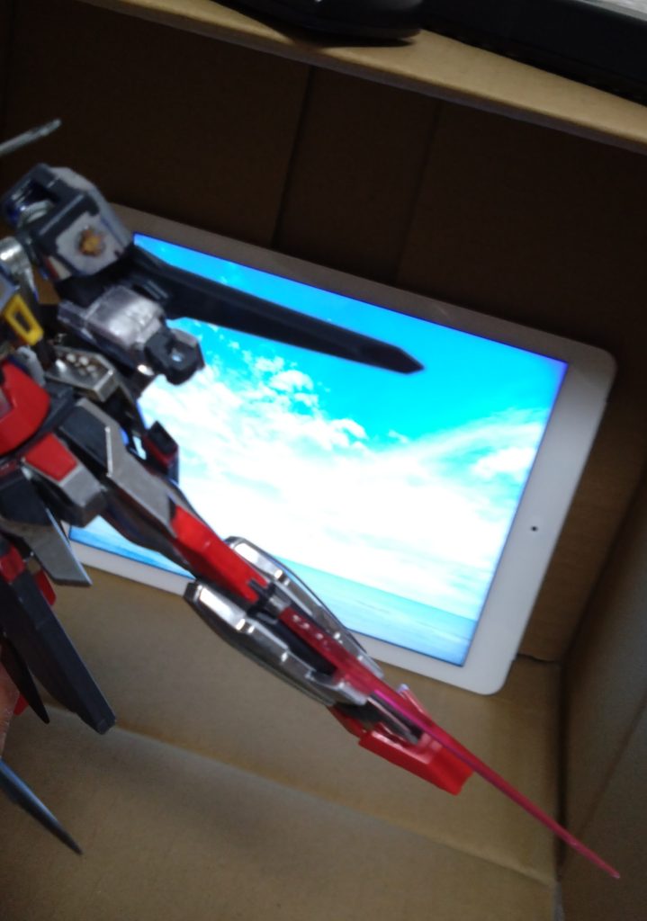 膝の部分にビームサーベルが隠されており、∞ジャスティスと同じ戦法ができる。また、このビームサーベルは手持ち武器にもなるが、この膝のビームサーベルもドラグーンとなっており、ビームブーメランのように回転しながら敵を斬る。『サーベルドラグーン』と命名します。