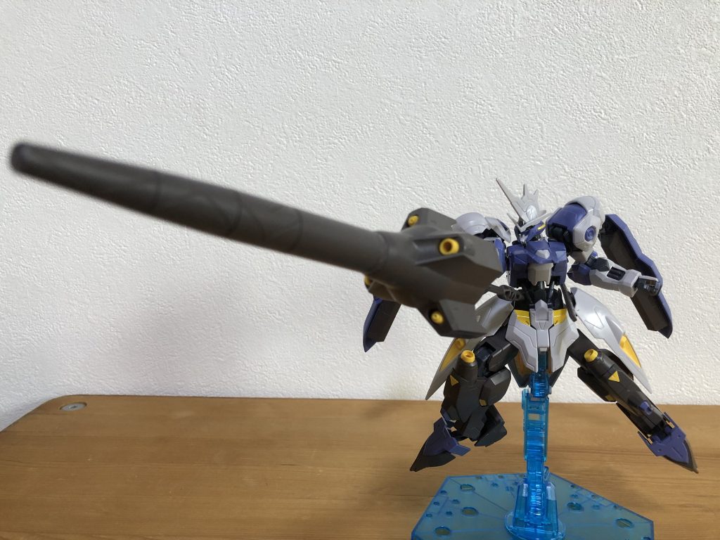 ドリルランスはどんな風に持たせてもド迫力。ドリル使いのガンダムってのはインパクトありますね。