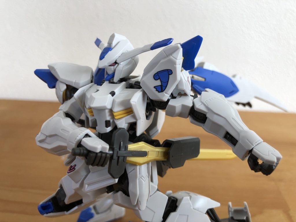 抜刀のポーズ。このブレードホルダーがよくできてるんですよね。