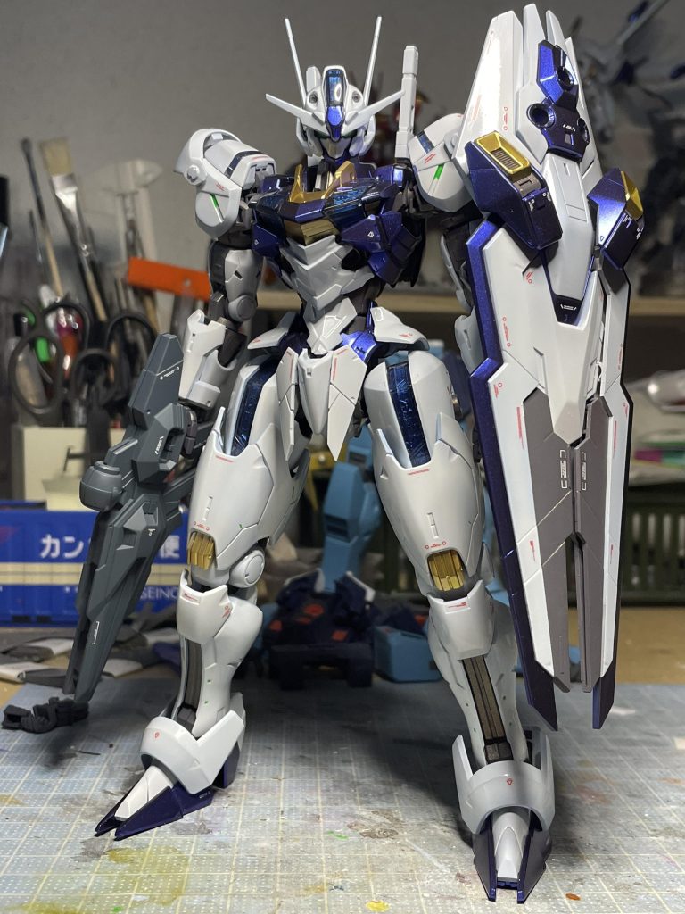 メッキを剥がしたパーツはプライマリーメタリックブルーに変更。水転写デカールとエナメルの蛍光グリーンを使って各パーツに筆で塗装、各クリアーパーツも磨き直して完成。