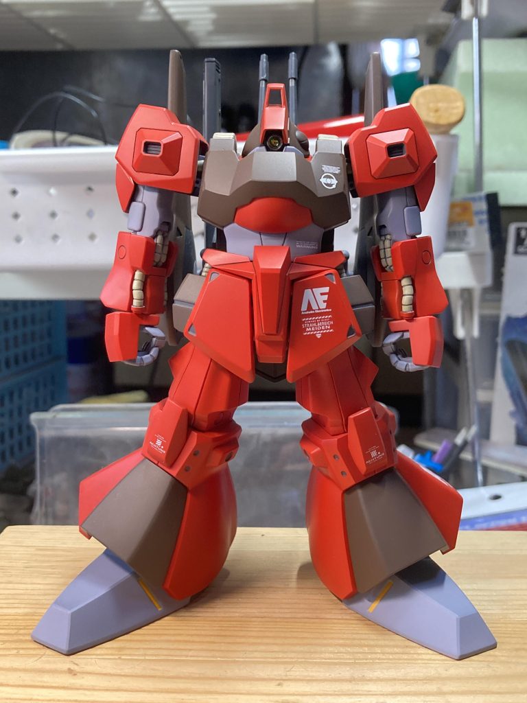 デカールも少なめです。頭の土台部分を胴体にうまる様に削り込んでいます。