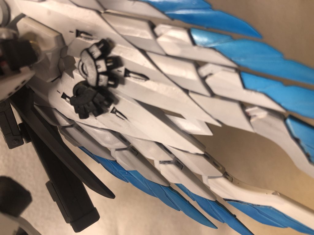 ウイングはMSGのものを2セット使用しました。裏側の黒い砲塔からはホーミングレーザーが出るという設定です。