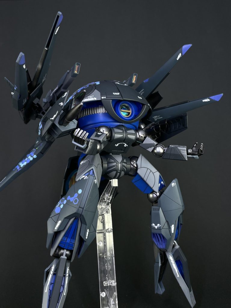 絶妙なバランスで立ってるのでポーズ付けるとスタンド必須