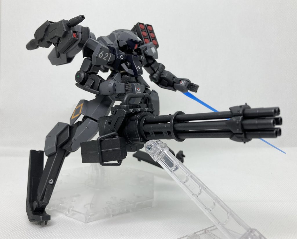 武装のガトリングガンはm.s.gの物を使用しています。見ての通り重過ぎて支え無しではポージング出来ませんorz