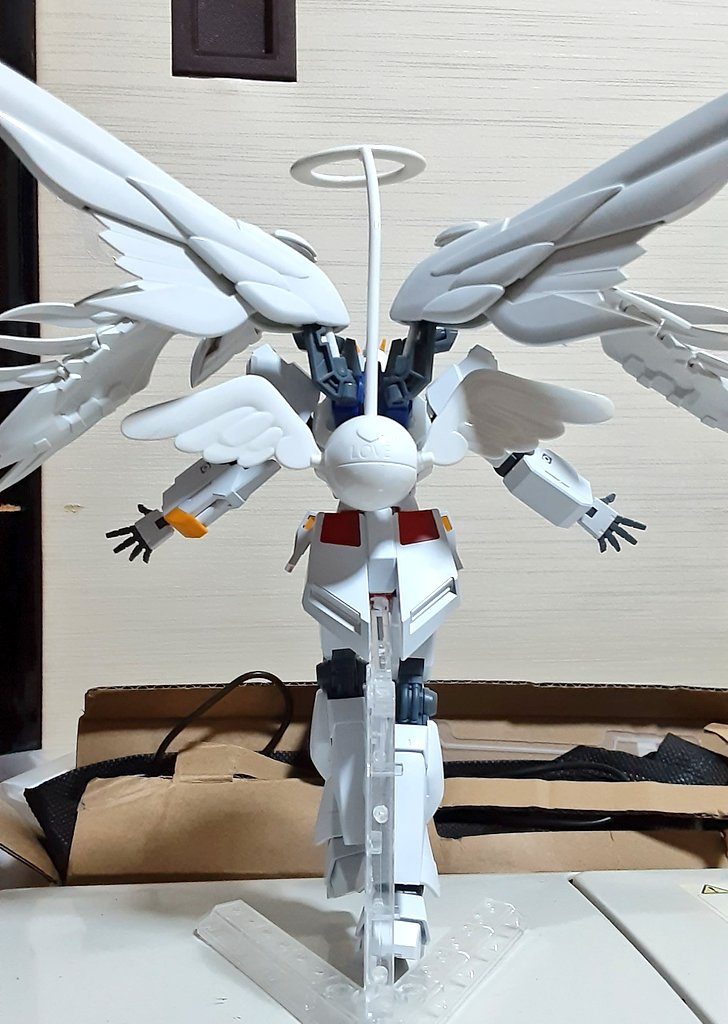 背面。ハロに羽が付いていて可愛い。