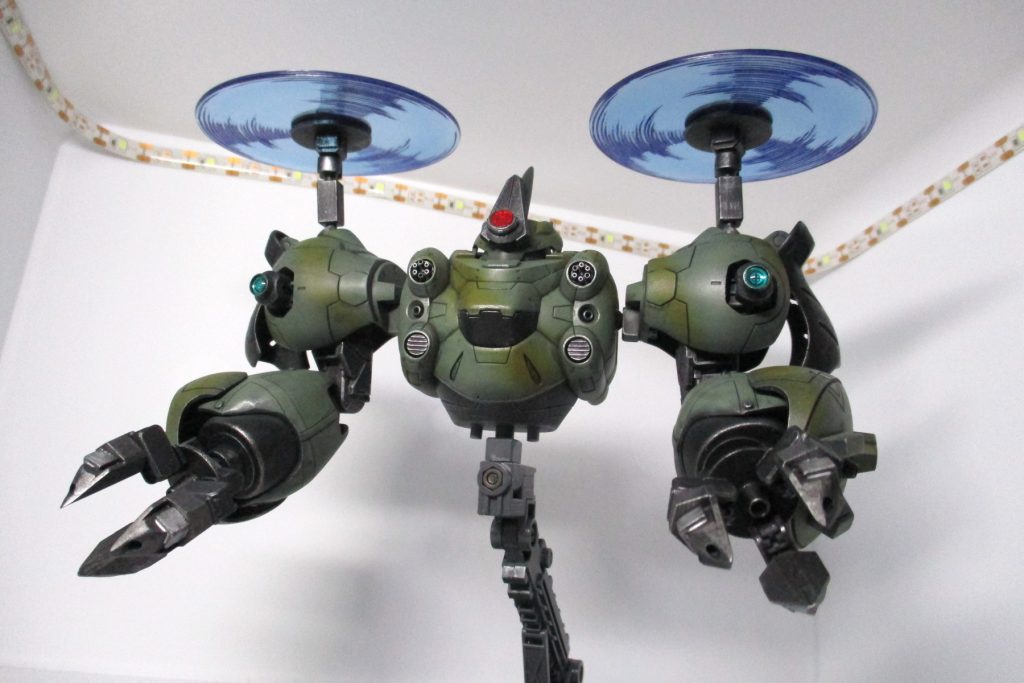 ちょっと下から。ヘリにあるまじき耐久力で前線上空に居座り、両手からビームを降らせつつ、両肩のセンサーで得た情報を後方に送ります。ビームローターのエフェクトは、円盤状のプラ板にスジ掘りで模様をつけて塗装したものです。割とそれっぽくなったかなと思います。