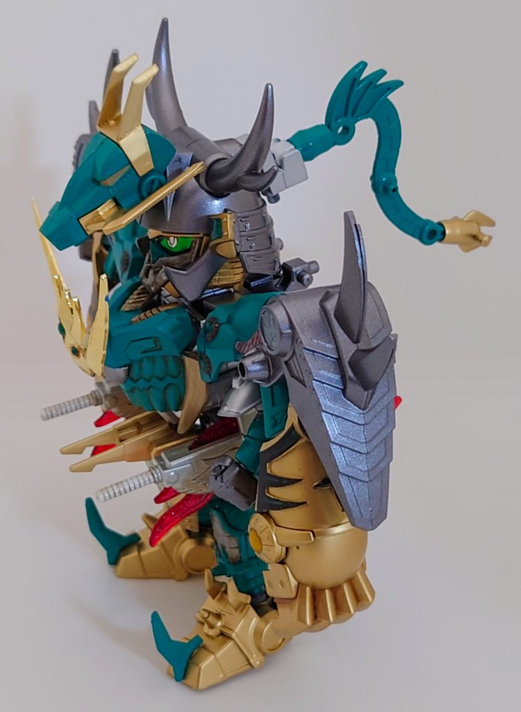 側面頭部の飾りは、正面が麒麟の頭部、背面は尻尾を模した飾りで仕上げています。