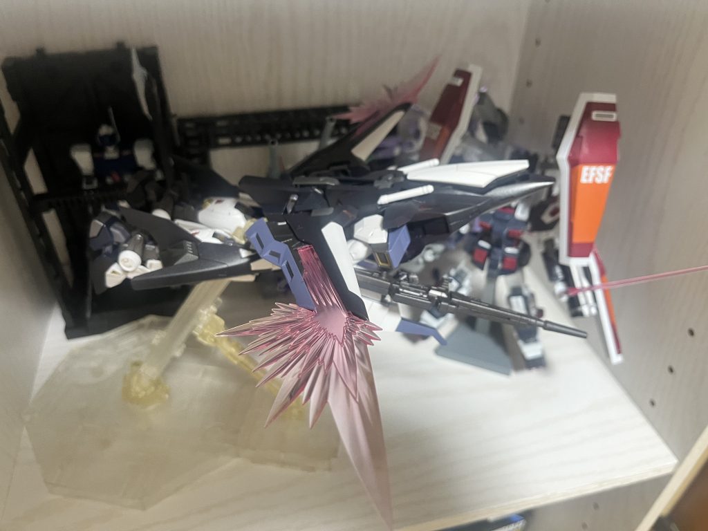 見え辛いですが機首にビーム砲が搭載されていて、カバーを広げると展開できます。プレイバリュー高し。