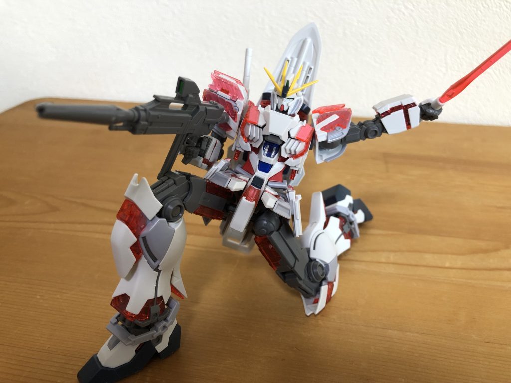 殆どパーツだけでここまで細かく色分けされてるのが凄すぎるんですよねこのキット。シール使ってるのが目とセンサーだけという。