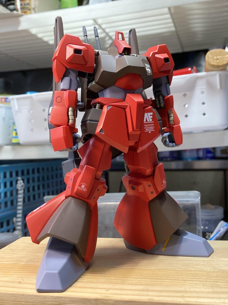 ベタ塗りで綺麗な仕上げを目指してみました。胴体で1ミリ位伸ばしています。