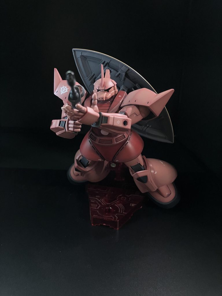 ゲルググは角度によって顔つきが全く違いますね。この角度が一番好きです。真正面は微妙です(笑)今回さつえいは頑張りましたがまだまだ改善余地があります‥