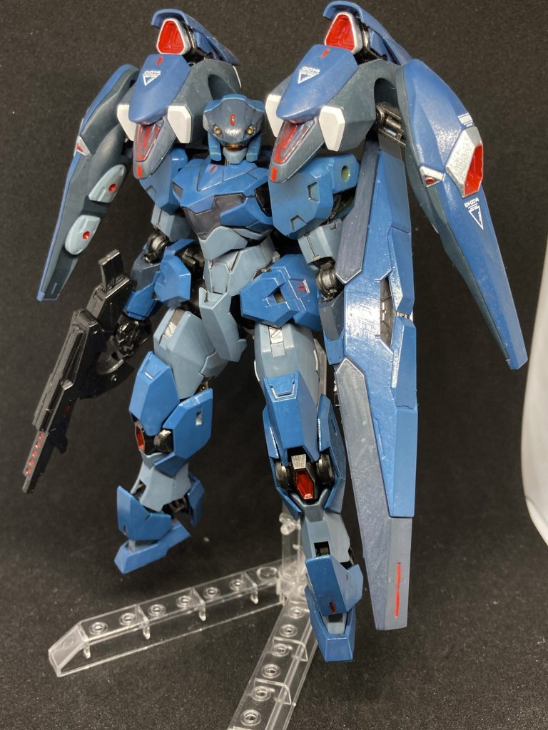 一部のエースにファラクト用のバックパックを装備した仕様なども確認されている。噂では他社の装備も換装出来るらしい。