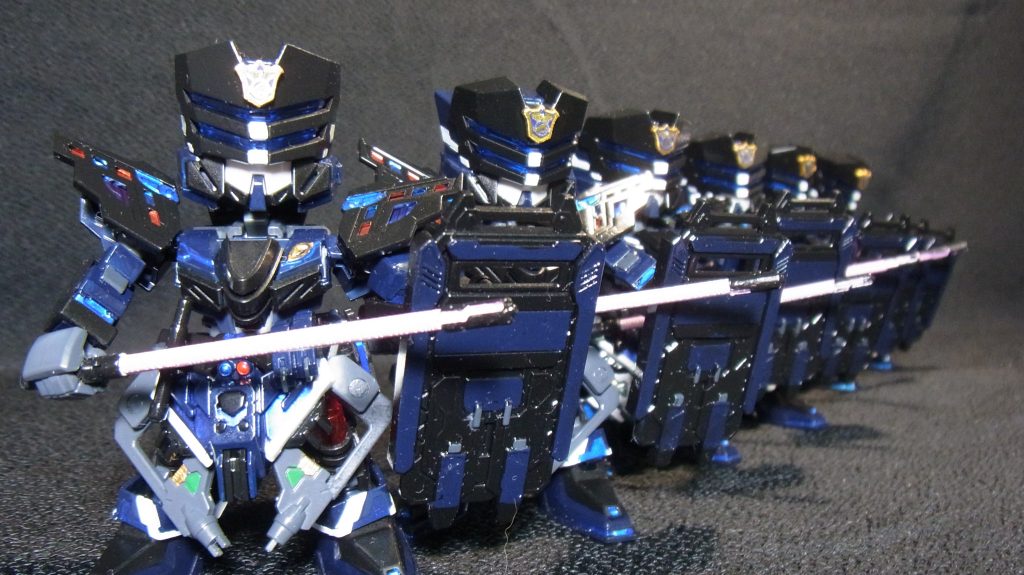 隊員は同じポーズで等間隔に並ぶと綺麗でカッコいいです。