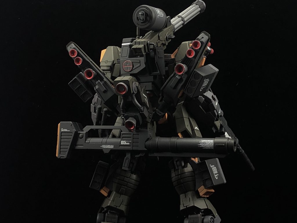 レールキャノンは後ろ側にマウント出来ます。V字型のブースターは前回の高機動型のバックパックをベースに少し手を加えたものです。