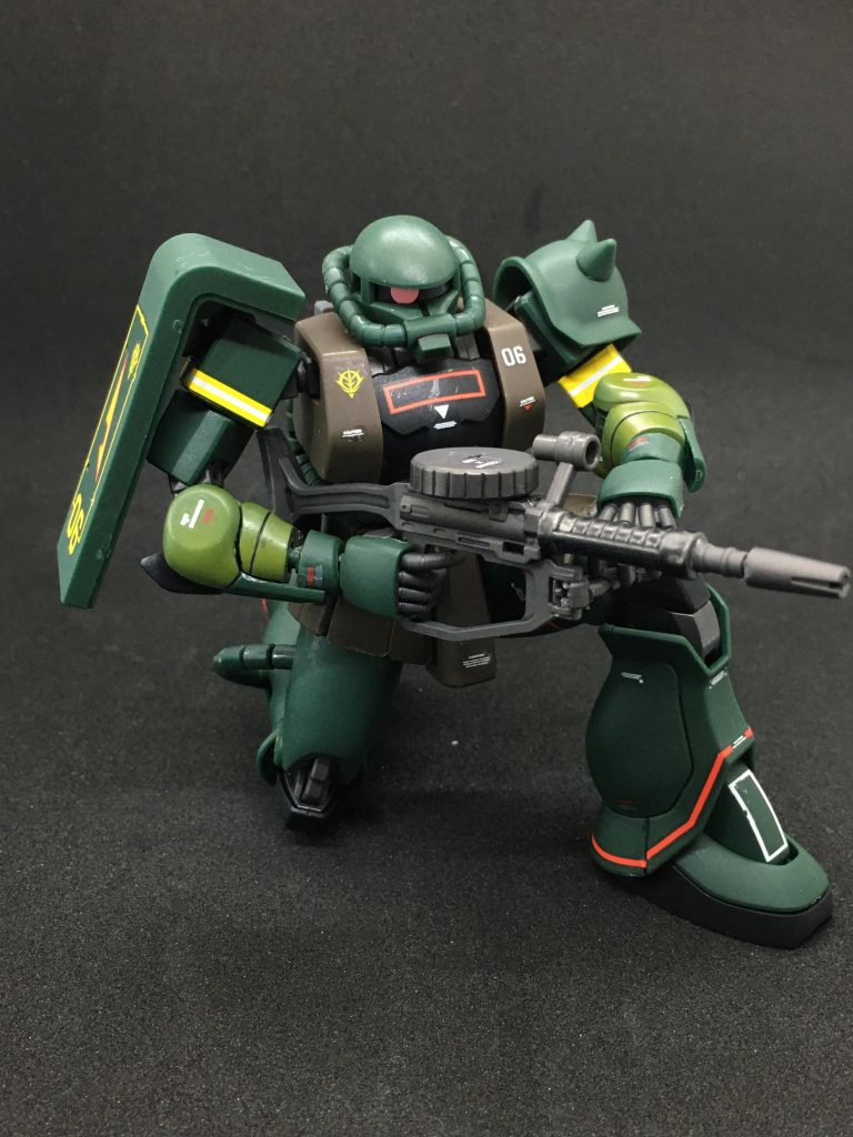 　前腕は分割位置を変更するためエッチングソーで一部を切断して合わせ目消し、ノコを入れた結果出来た隙間はゼリー状の瞬間接着剤を盛り付けて成形しました。　マーカーで合わせ目塗りましたが本体色に合う色が微妙になくて色がちぐはぐ気味...