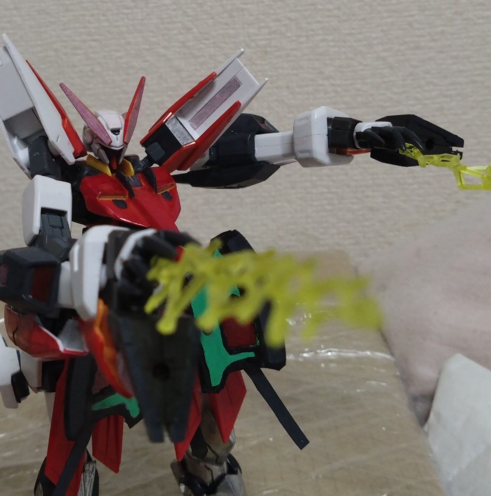 レギルスのハンドパーツを使っているので、ビームバルカンやビームサーベルが使える。ビームサーベルは黄色のエフェクトパーツを使用。サーベルのビームは通常ビームとは異なっているという設定です。 一つ前に投稿した『イクシードリベロ』、『ストライドリベロ』は青い機体なので今のイベントに投稿しましたが、この『タイラントリベロ』は別形態で赤い機体なので、この機体もイベントに投稿します。それでは、次回もお楽しみに。