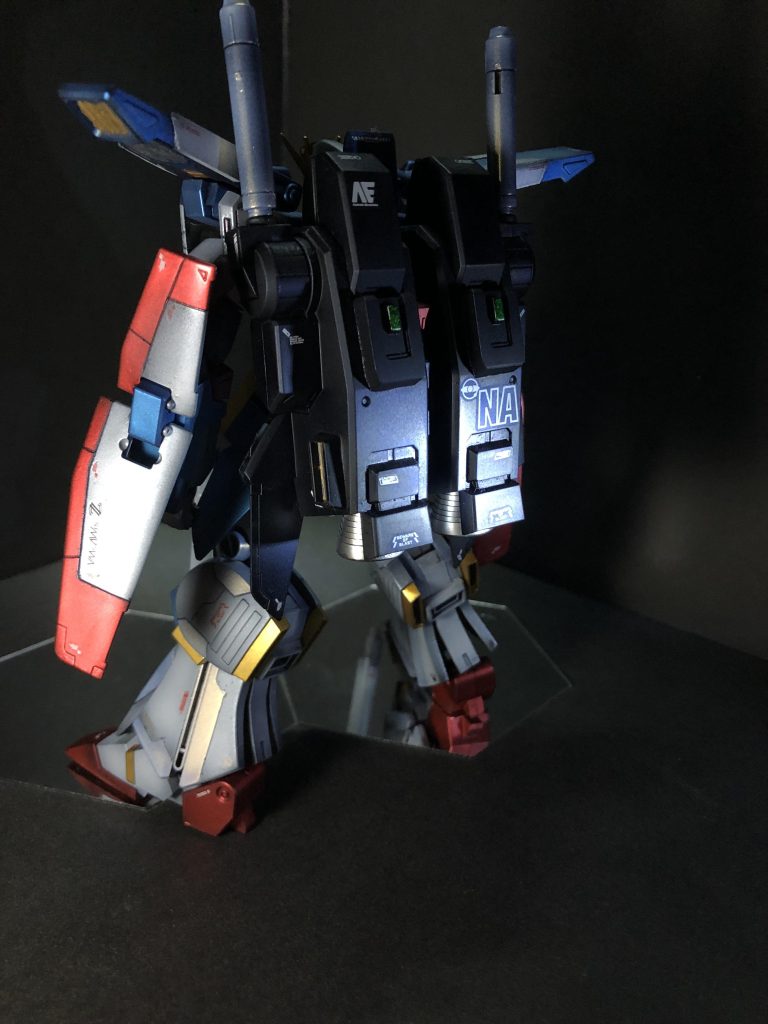 バックショット。少しゴチャゴチャ感を出そうとして、バックパックにジャンクパーツを貼り付け。やっぱり大きいですねー。これぞダブルゼータ。