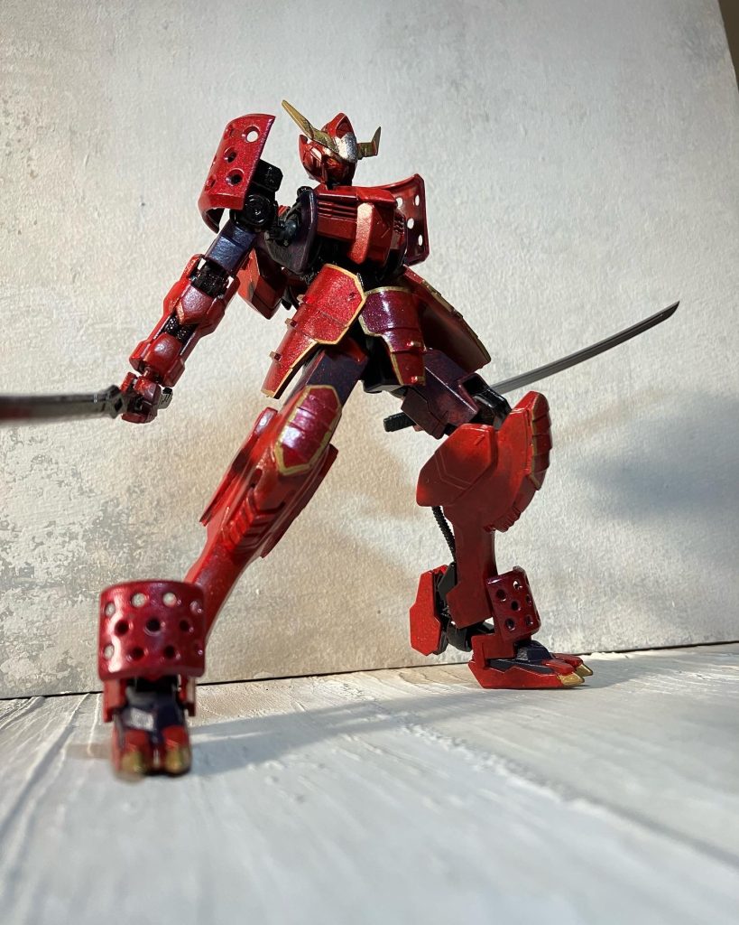 その戦いぶりは荒れ狂う鬼のようであったとされ、人々からは鬼神と言われ機体の紅さは返り血のようだと恐れられた