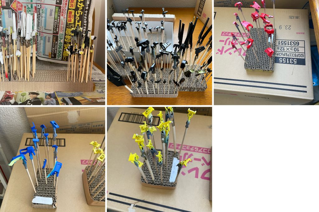 Ζガンダムを制作した時から思っていた「プラの透け」に対処すべく今回、試験的に透け対策を行ってみました。外装甲パーツの裏側を塗装、そして表面を塗装する為、裏側をマスキング。 このマスキング作業で、ニ作業日を費やす地獄と化しました。(笑)その後、表面を「黒」→「明るいグレー」→「白」で塗装、その後それぞれのパーツに合わせて青、赤等を塗装しました。今後、ここまでの工程をデフォルトにするかはわかりませんが、プラの透けも抑えることができたので、良いデータが取れたと思います。よくよく考えたら、先に外側を塗装してから内側を塗った方がマスキングが楽だったかも…と思ったのですが、アフターカーニバルでした💦追記、成形色の段階で裏側をファントムグレーで塗装しましたが、肉眼ではやや青っぽい白となって、グッと締まった感じになった事を付け加えておきます。もしかしたら、裏側に塗る色によって表面の色味が変わってくるのかなとも思いました。そのうち、検証してみようと思います。