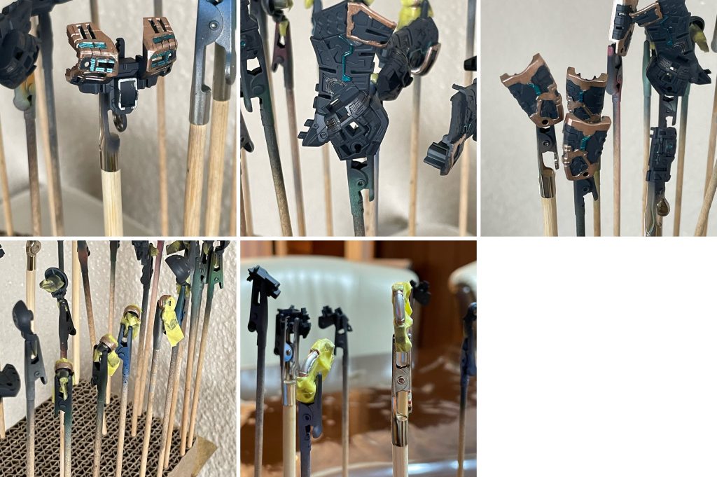 内部フレームは、組んでしまうと見えなくなりますが、プランニングの時点で装甲を一部オープンした写真を撮影するつもりだったので、全体を塗装したのちここもマスキングと筆塗りで色を入れてみました。