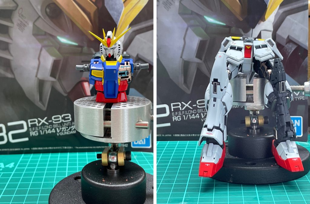 デカールを貼り終えて、トップコート前に半開きの上半身と下半身を。やはりかなりのイケメンフェイスです。