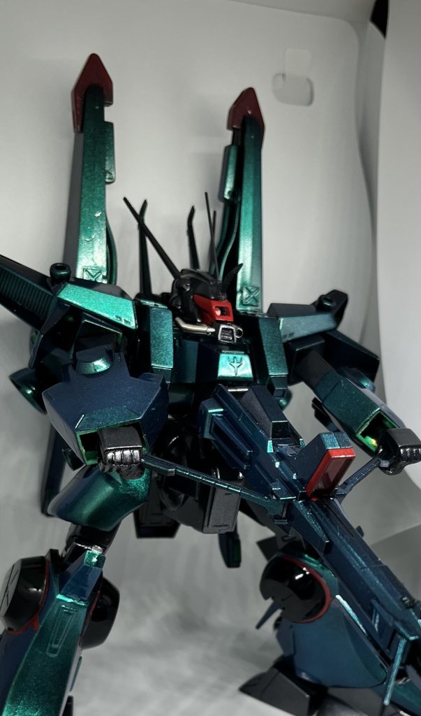 メガランチャーはさすがにキットのままだと細すぎたため、HGUCの物を使用しました(笑)サイズ感はぴったりなので違和感無く構えることができました。