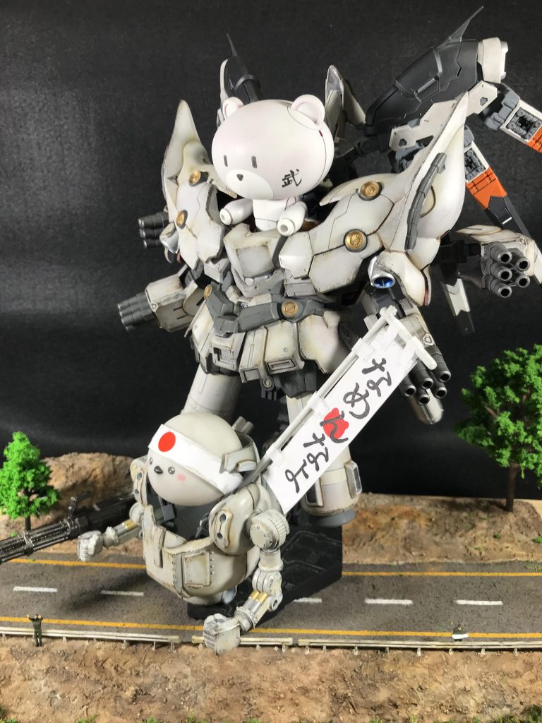 この形態になれば戦闘機のように空を飛ぶことが可能になりますあ…鳥(シマエナガ)の機体の方も…もちろん飛べます🙄(笑)「なめんなよ旗」は日の丸部分がクマになってます🧸ランナーの切れ端と紙…そして手書き…で作製しました