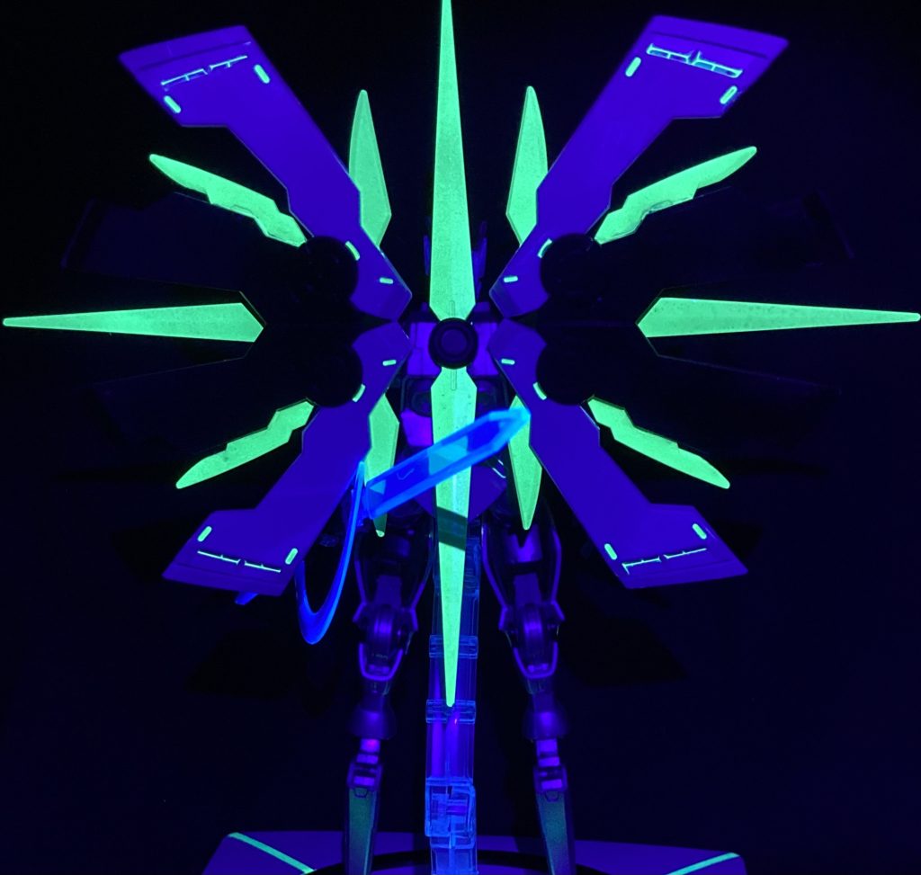 背部バインダーは光の輝きをイメージしてます