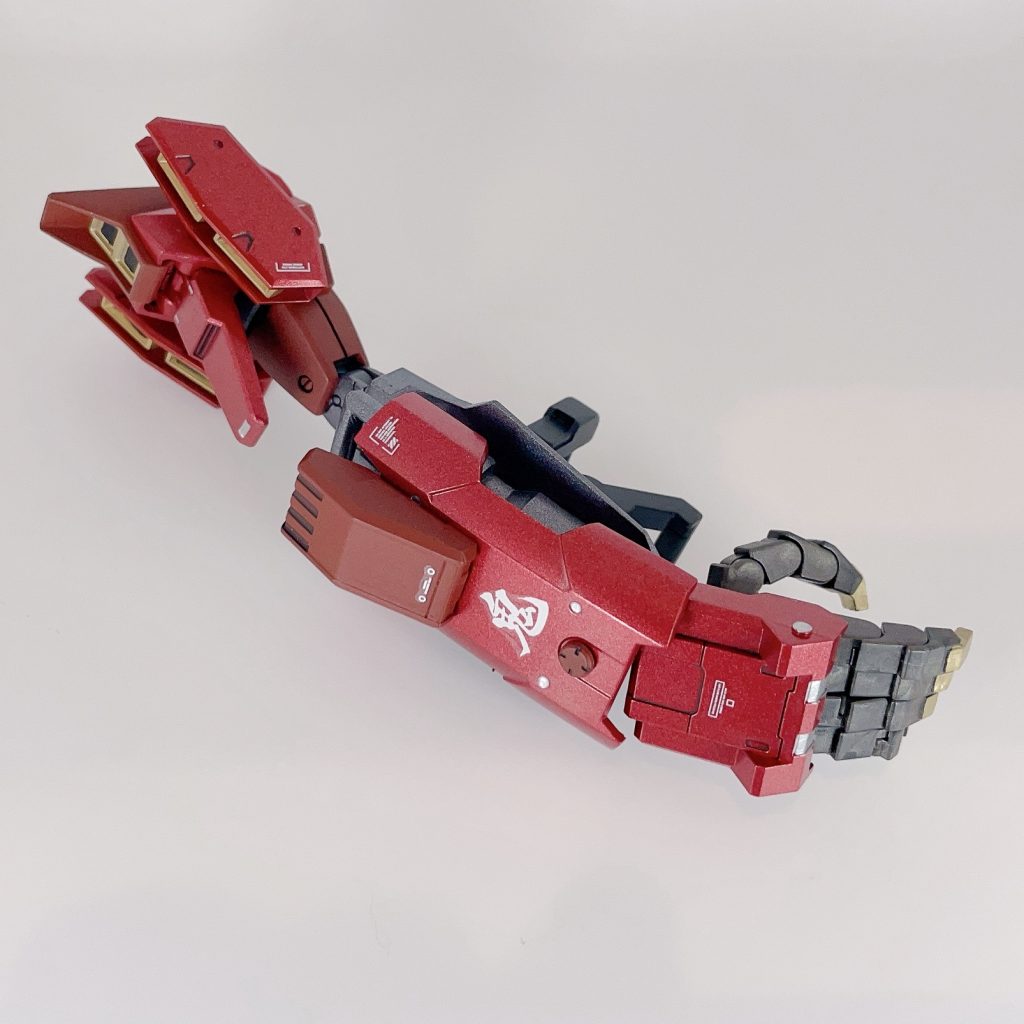 【大型複腕武装「鬼の手」】肩はAGE3オービタル、二の腕はクロスボーンの太腿、腕はサタニクスウェポン、手はコトブキヤのアクトナックルが主な構成です。あとは30MMやプラ板などでちょこちょこ装飾しています。