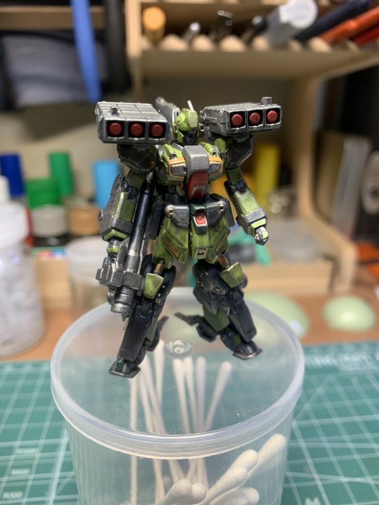 配色はすごく悩みました。スタークジェガンってどんな色やっけ?とユニコーンの公式ページ見たり色々した結果、気分で塗ったろ!とこんな配色に落ち着きました。素組みのHGスタークジェガンくんが隣の部屋の本棚にいる事をこの時思い出すも、すでに時は遅し。胸の黄色は何か意味があるのか、考えてはいけない(いけない)。