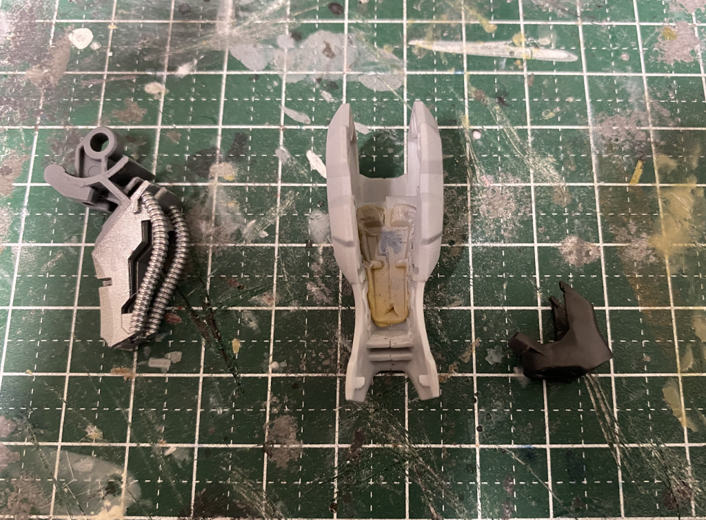 脛は邪魔なピン等を切り取りパテで位置決めをしました。フレームは横に少し細らせています。脹脛のパーツは足首部のみ切り取って使用。